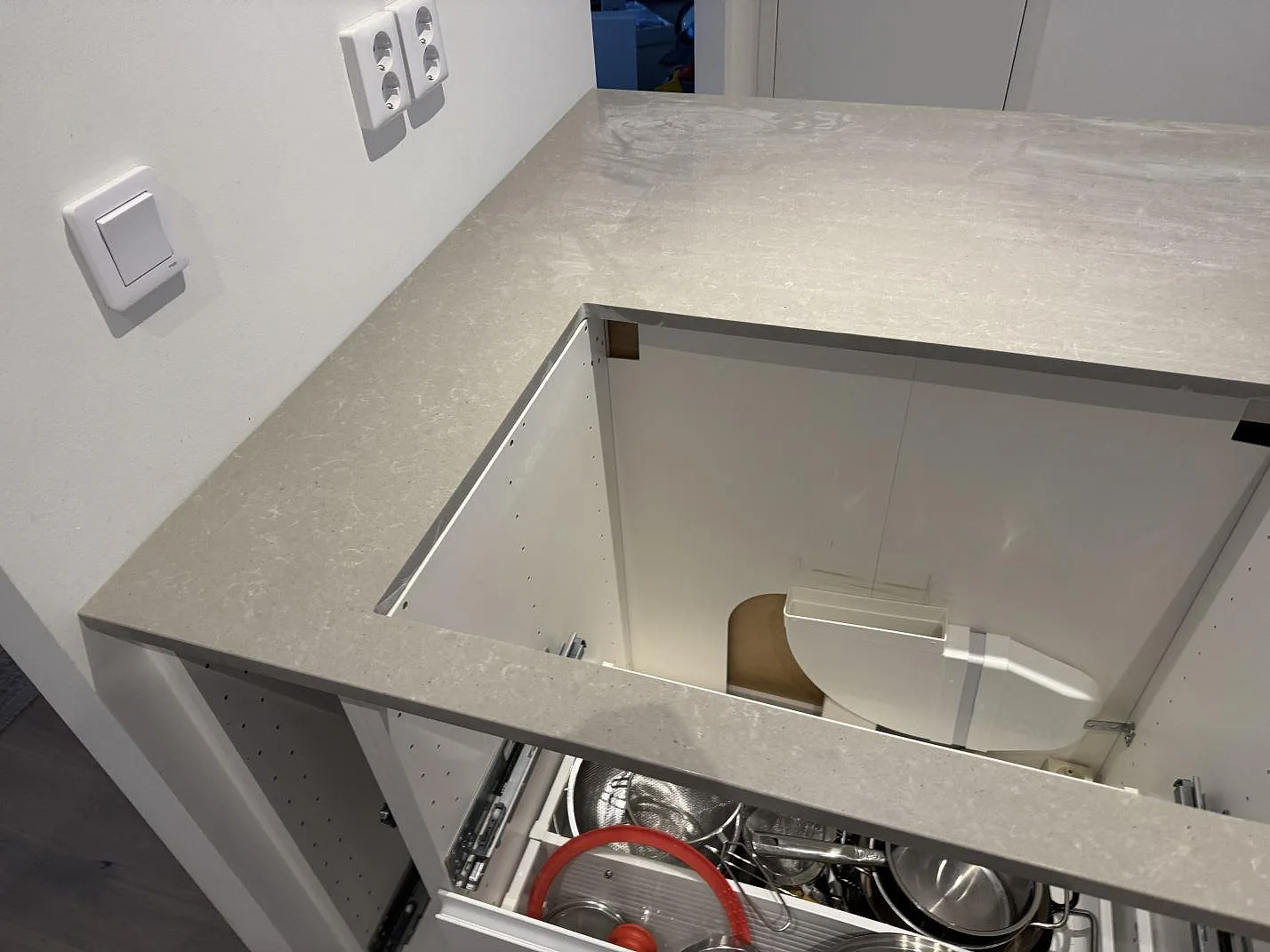 Polerad Technistone Noble Concrete Grey runt en öppen köksstomme, med ljus yta och pågående montering i Västra Frölunda.