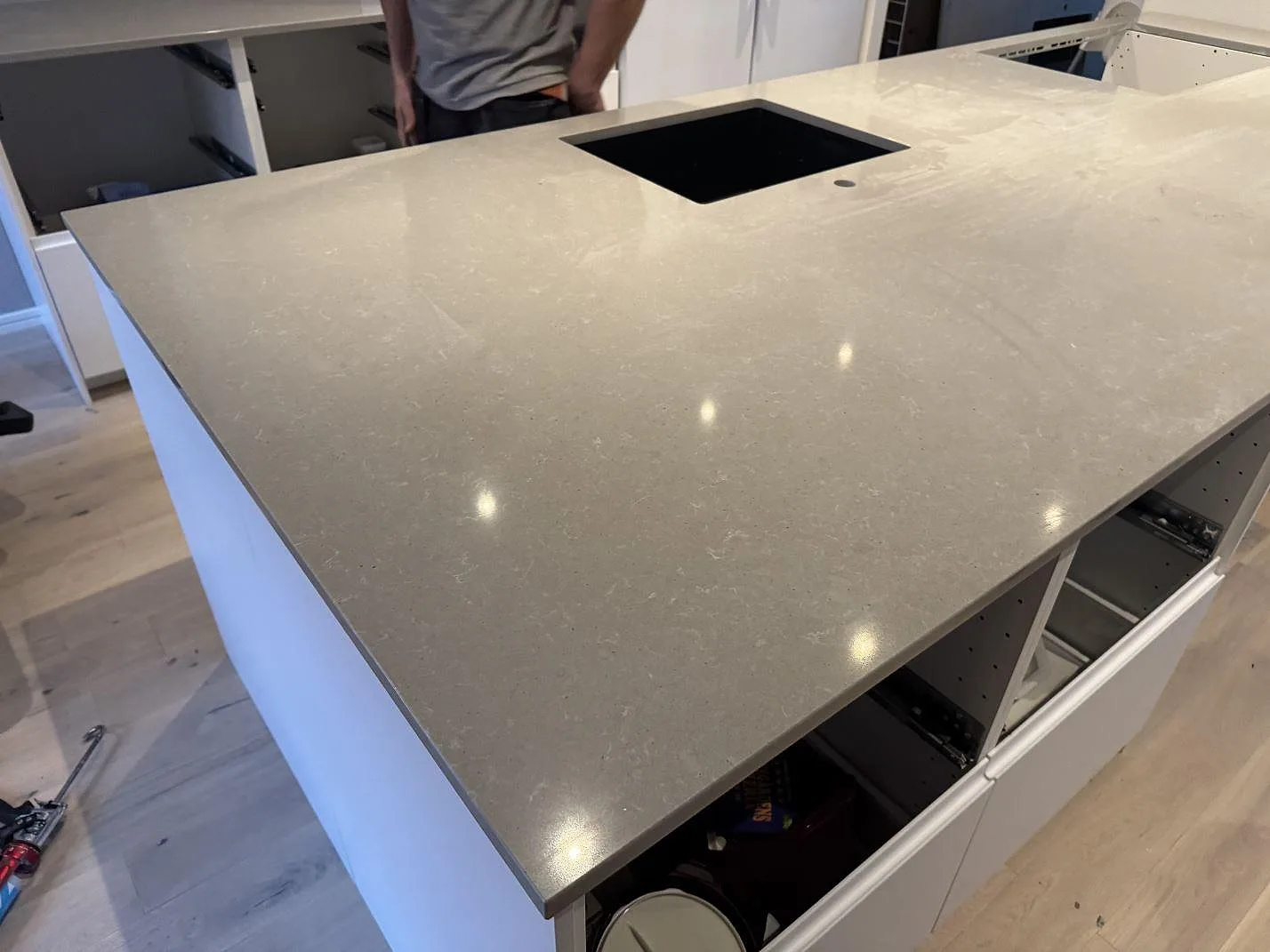 Polerad köksbänkskiva i Technistone Noble Concrete Grey med ljusgrå komposityta, synlig diskho och pågående montering i Västra Frölunda.