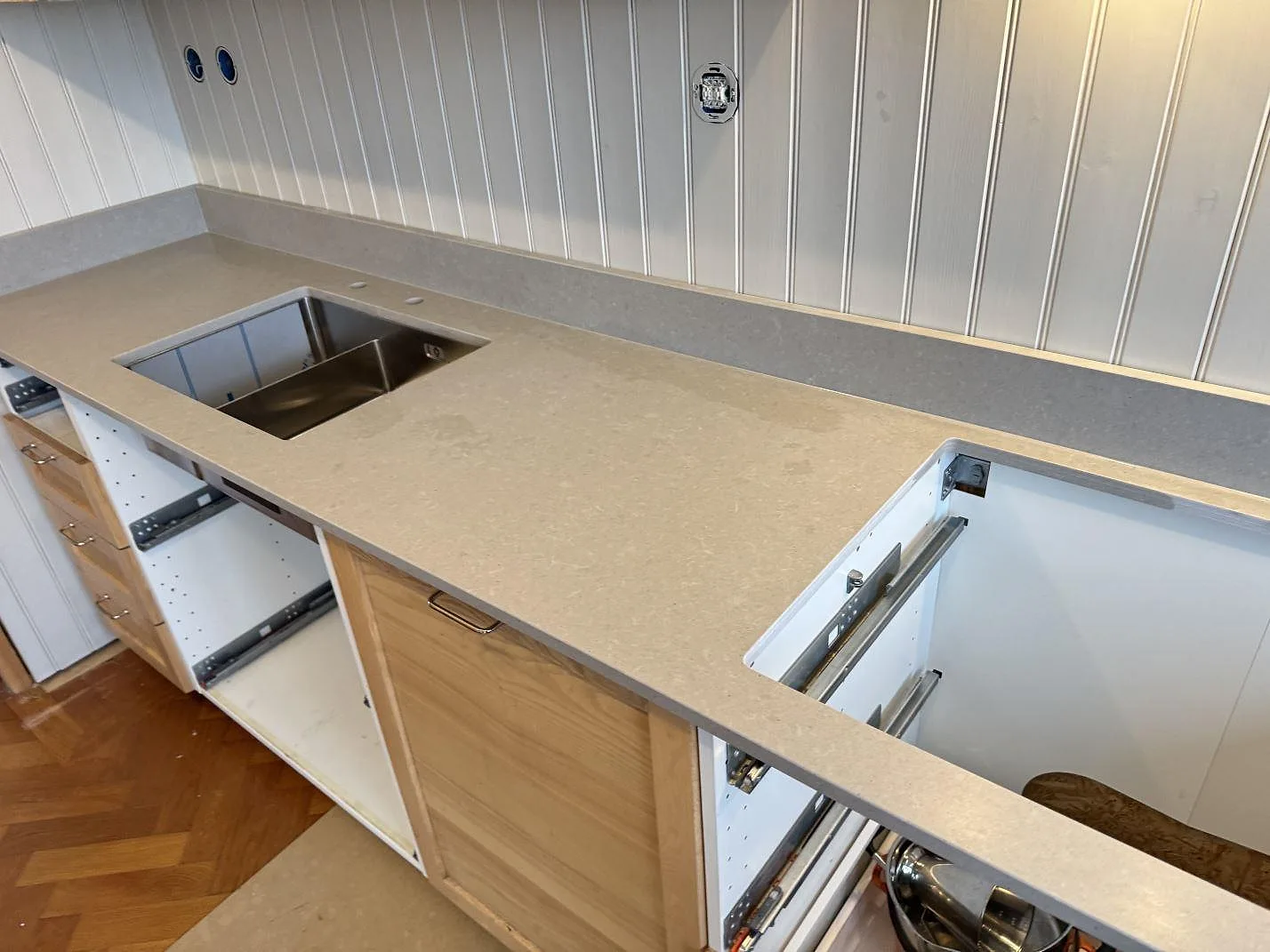 Grå kompositbänkskiva i Technistone Noble Concrete Grey med underlimmad diskho i rostfritt stål i ett kök i Västra Frölunda.