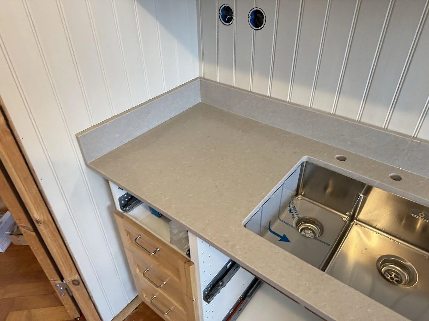 Köksbänkskiva i matt grå Technistone Noble Concrete Grey med stänkkant och underlimmad rostfri diskho i ett kök i Västra Frölunda.