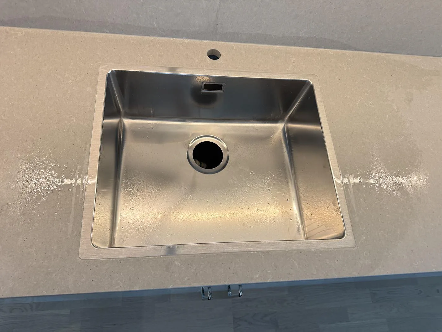 Underlimmad rostfri enkelho infälld i matt grå Technistone Noble Concrete Grey köksbänkskiva i Varberg.