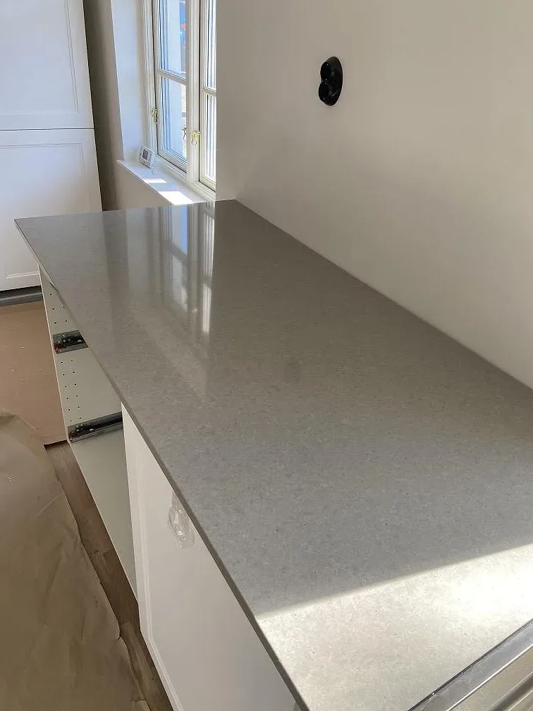 Matt betonggrå Technistone Noble Concrete Grey bänkskiva vid takfönster, fotad under montering i ett kök i Vellinge.