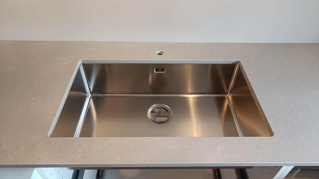 Underlimmad rostfri diskho i köksbänkskiva av polerad Technistone Noble Concrete Grey komposit i Vellinge.