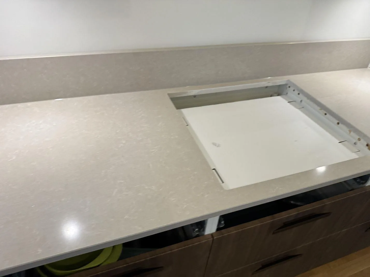 Köksbänkskiva i polerad kvartskomposit, Technistone Noble Ivory White, med hällöppning och stänkkant i Göteborg.