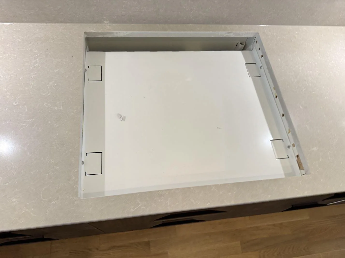 Detalj av hällöppning i polerad kvartskomposit, Technistone Noble Ivory White, som köksbänkskiva i Göteborg.