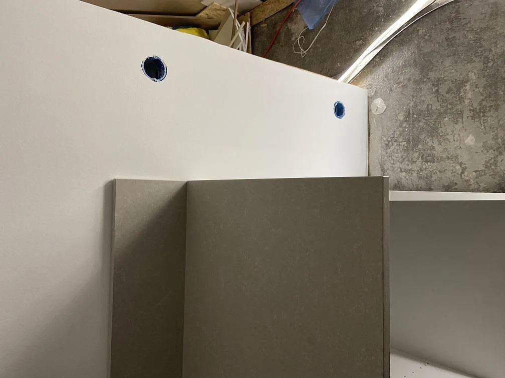 Detalj av installerad Technistone Noble Ivory White med urtag i en köksinredning under montering i Habo.