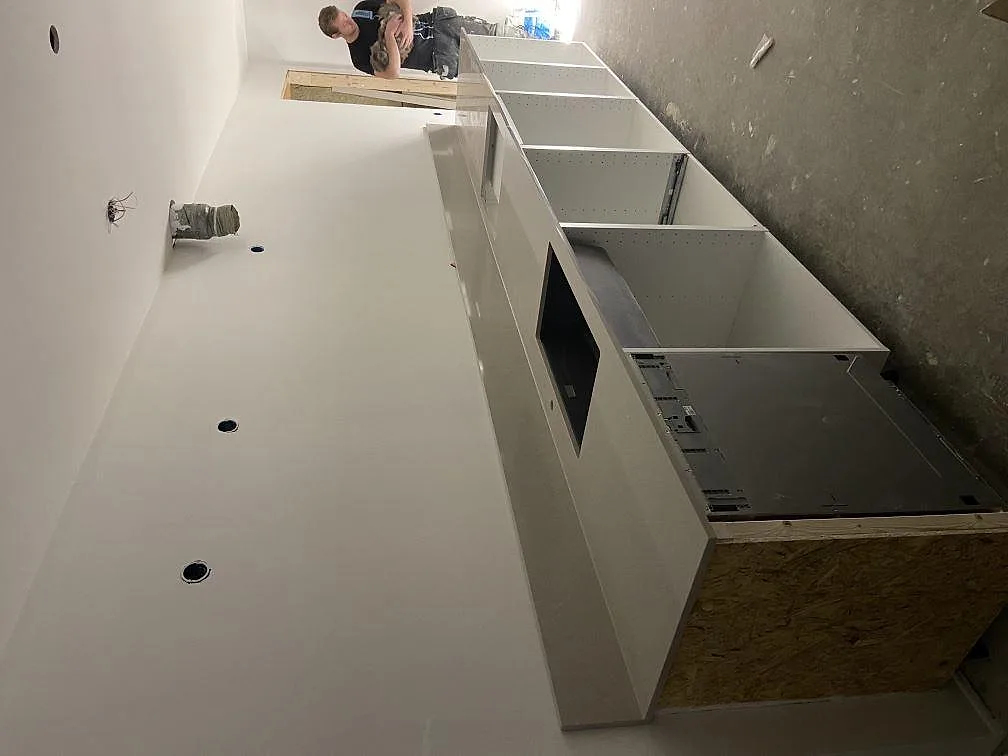 Närbild på den polerade ytan i Technistone Noble Ivory White med mjuk grå ådring i ett kök i Habo.
