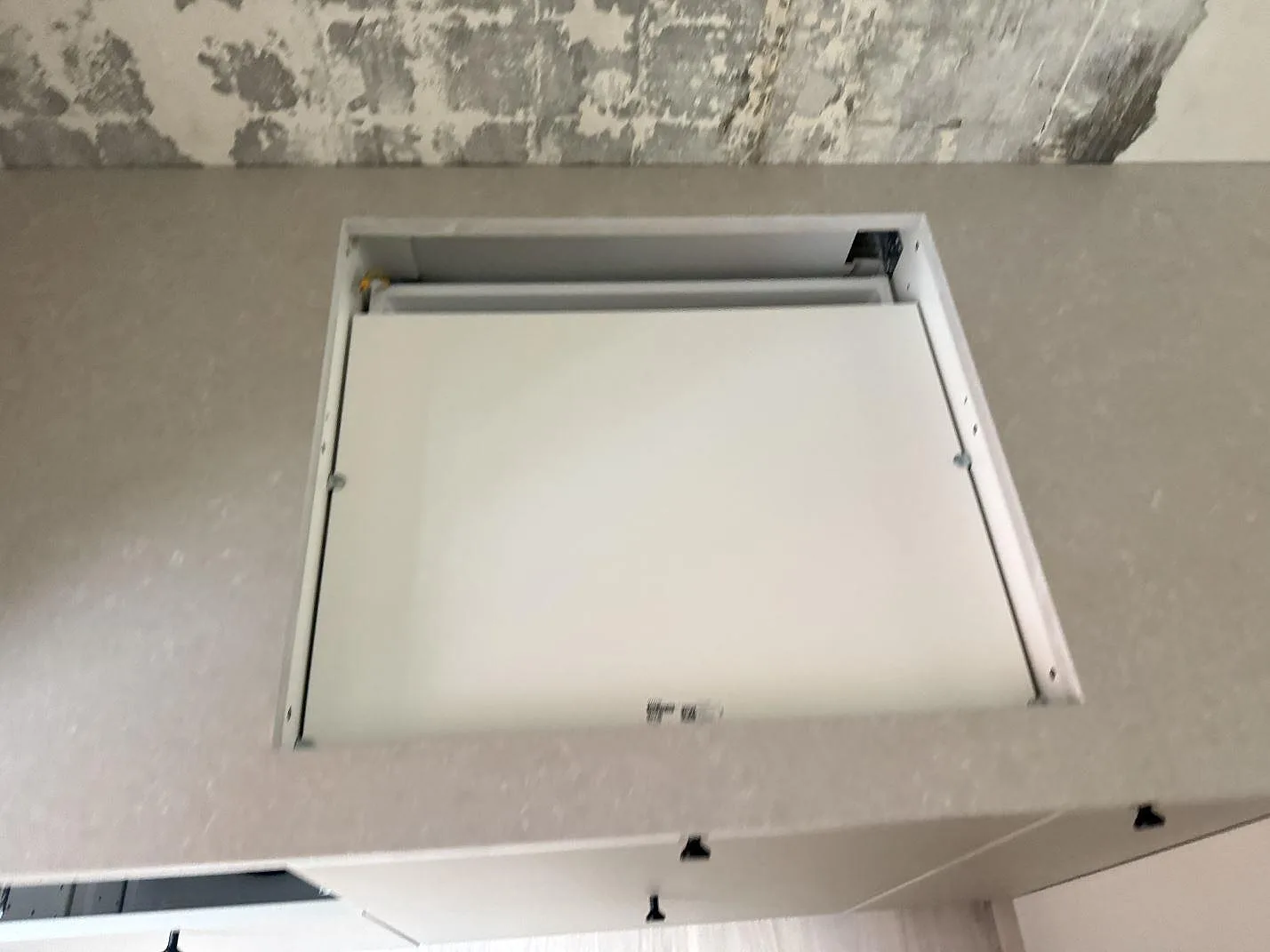 Detalj av hällöppning i en köksbänkskiva av Technistone Noble Ivory White, polerad ljus kvartskomposit, i Helsingborg.