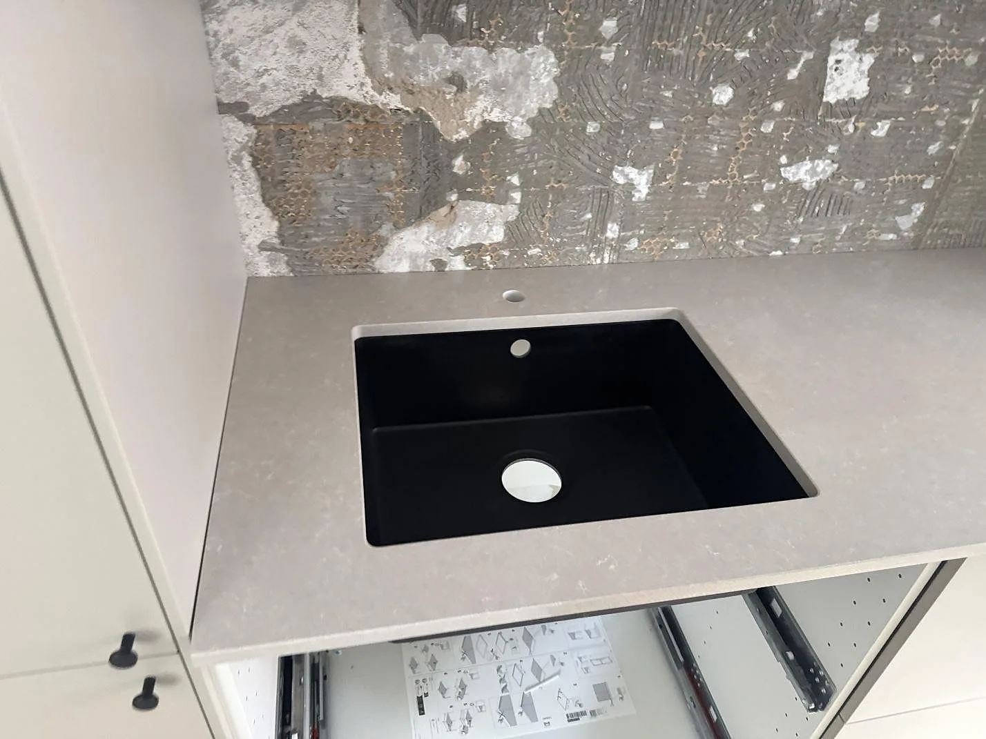 Köksbänkskiva i Technistone Noble Ivory White med svart diskho och blandarhål, polerad kvartskomposit, i Helsingborg.