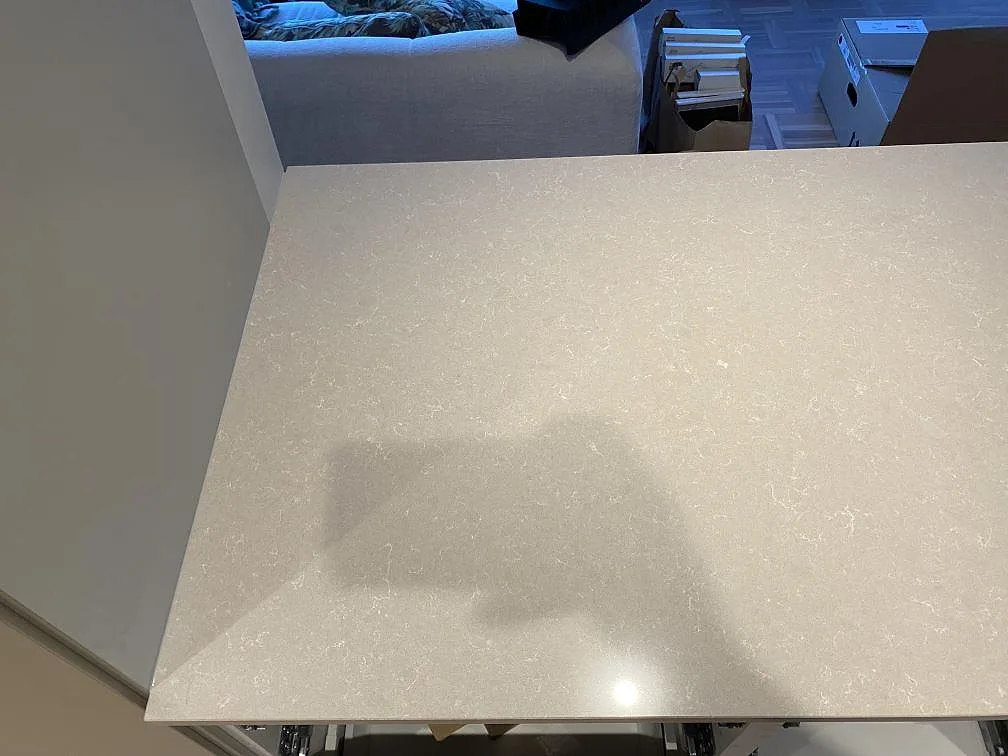 Detalj av den polerade ytan i Technistone Noble Ivory White komposit med ljus ådring på en köksbänkskiva i Jönköping.