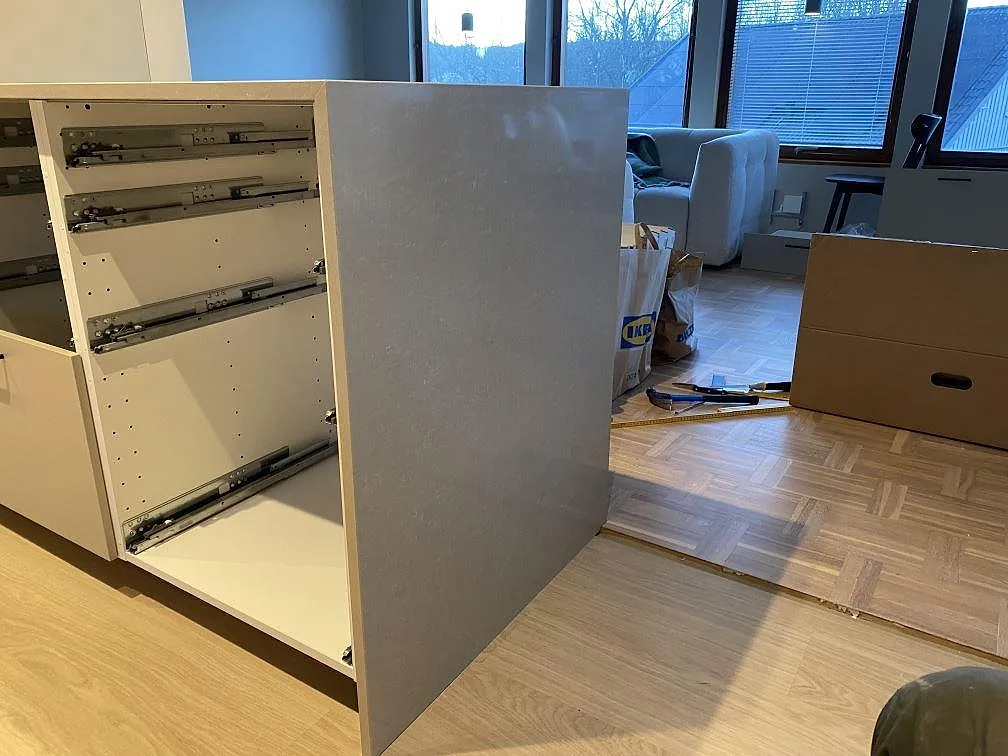 Sidostycke i polerad Technistone Noble Ivory White komposit vid öppna köksstommar under montering i Jönköping.
