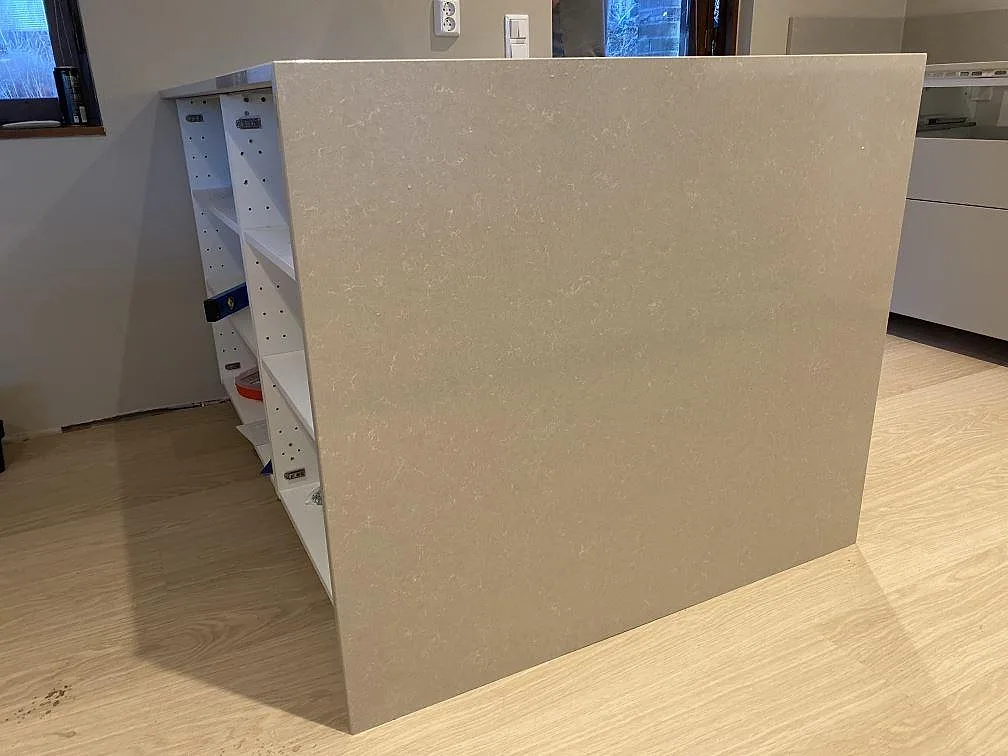 Frontvy av en gavel i polerad Technistone Noble Ivory White komposit på en köksarbetsdel i Jönköping.