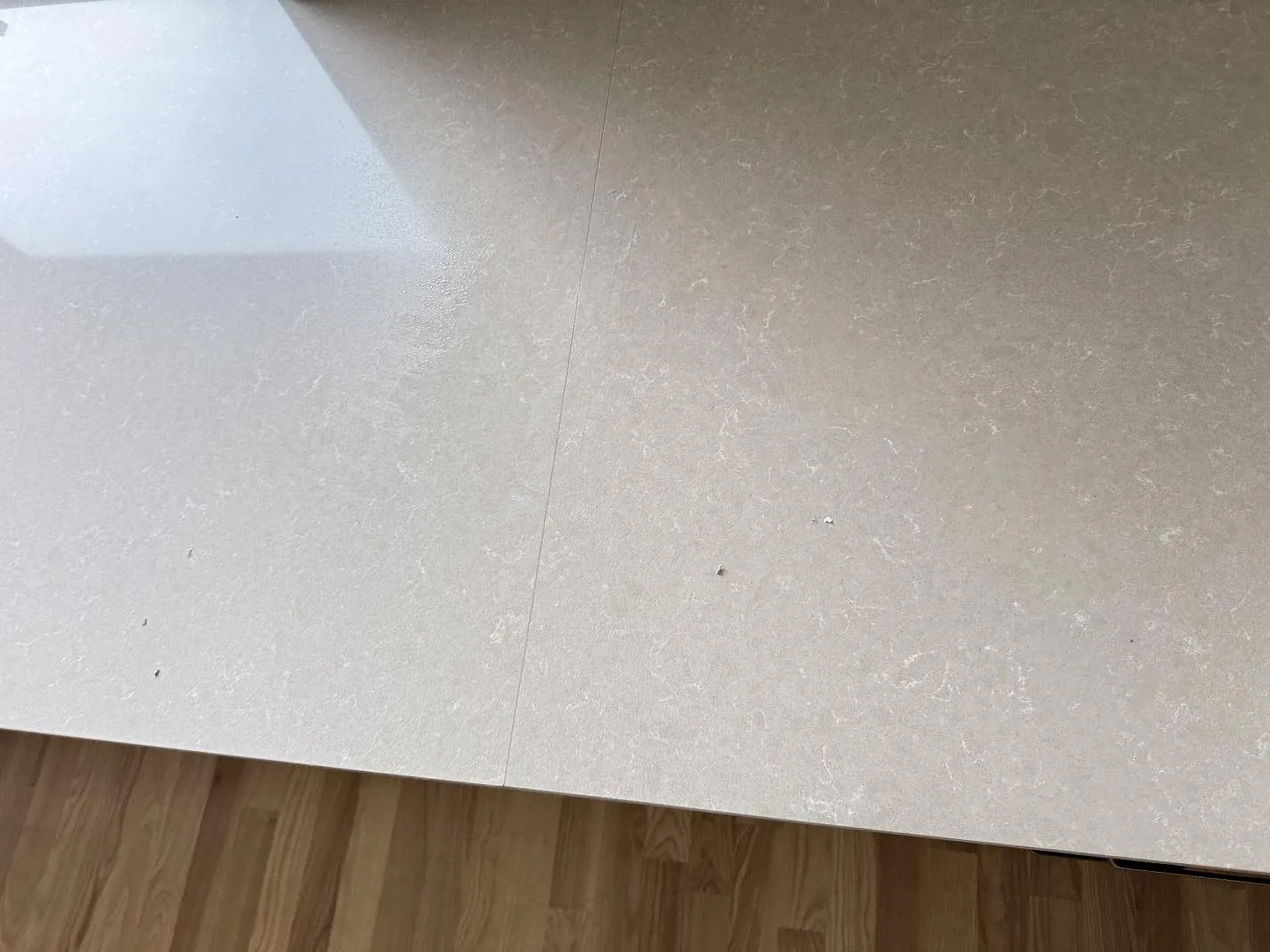 Närbild på skarv och polerad yta i Technistone Noble Ivory White komposit på köksbänken i Löddeköpinge.