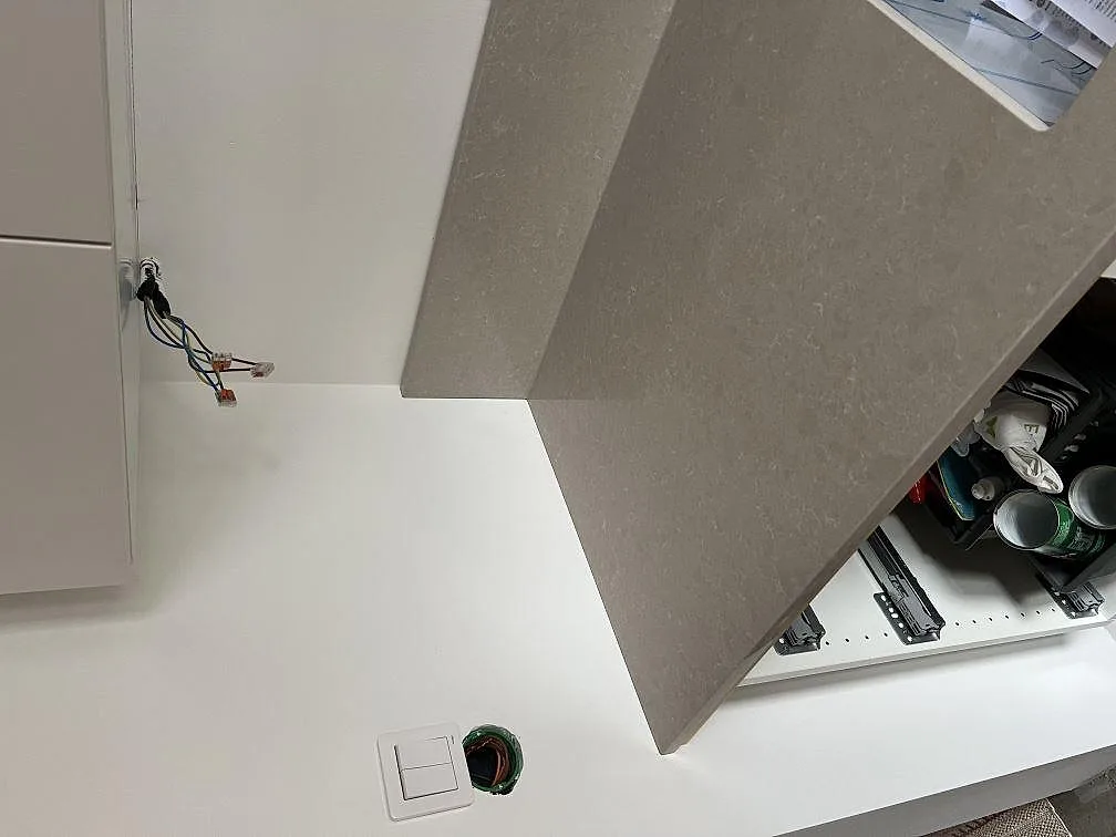 Detaljbild av hörn och ljus polerad Technistone Noble Ivory White bänkskiva vid köksmontering i Malmö.