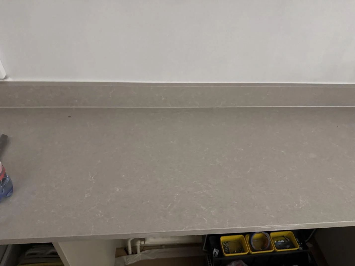 Rak arbetsyta i polerad Technistone Noble Ivory White med låg stänkkant under köksmontering i Ronneby.
