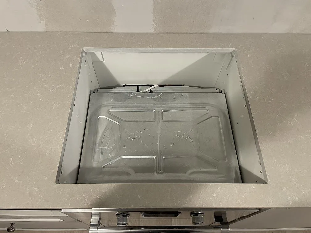 Detalj av polerad Technistone Noble Ivory White kvartskomposit med öppning för häll i köket i Skultuna.