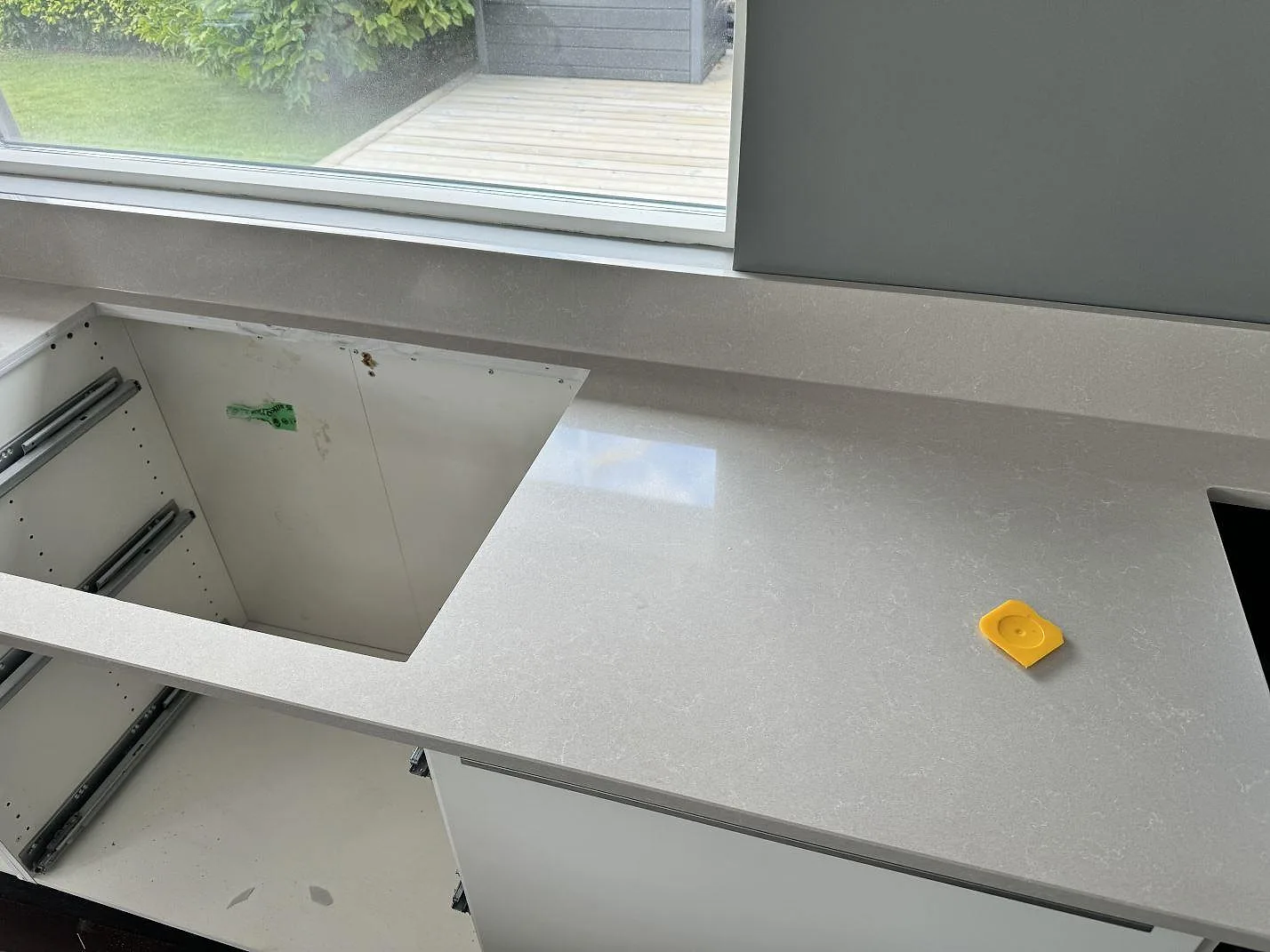 Rak bänkskiva i Technistone Noble Ivory White, polerad kvartskomposit, med stänkkant och öppna köksstommar i Staffanstorp.
