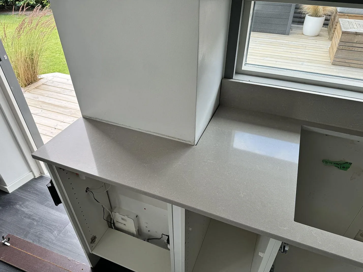 Köksbänkskiva i Technistone Noble Ivory White, polerad kvartskomposit, vid fönster och altandörr i Staffanstorp.