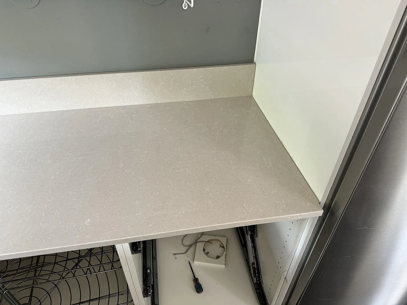 Närbild på polerad köksbänkskiva i Technistone Noble Ivory White med ljus komposityta och stänkkant i Staffanstorp.