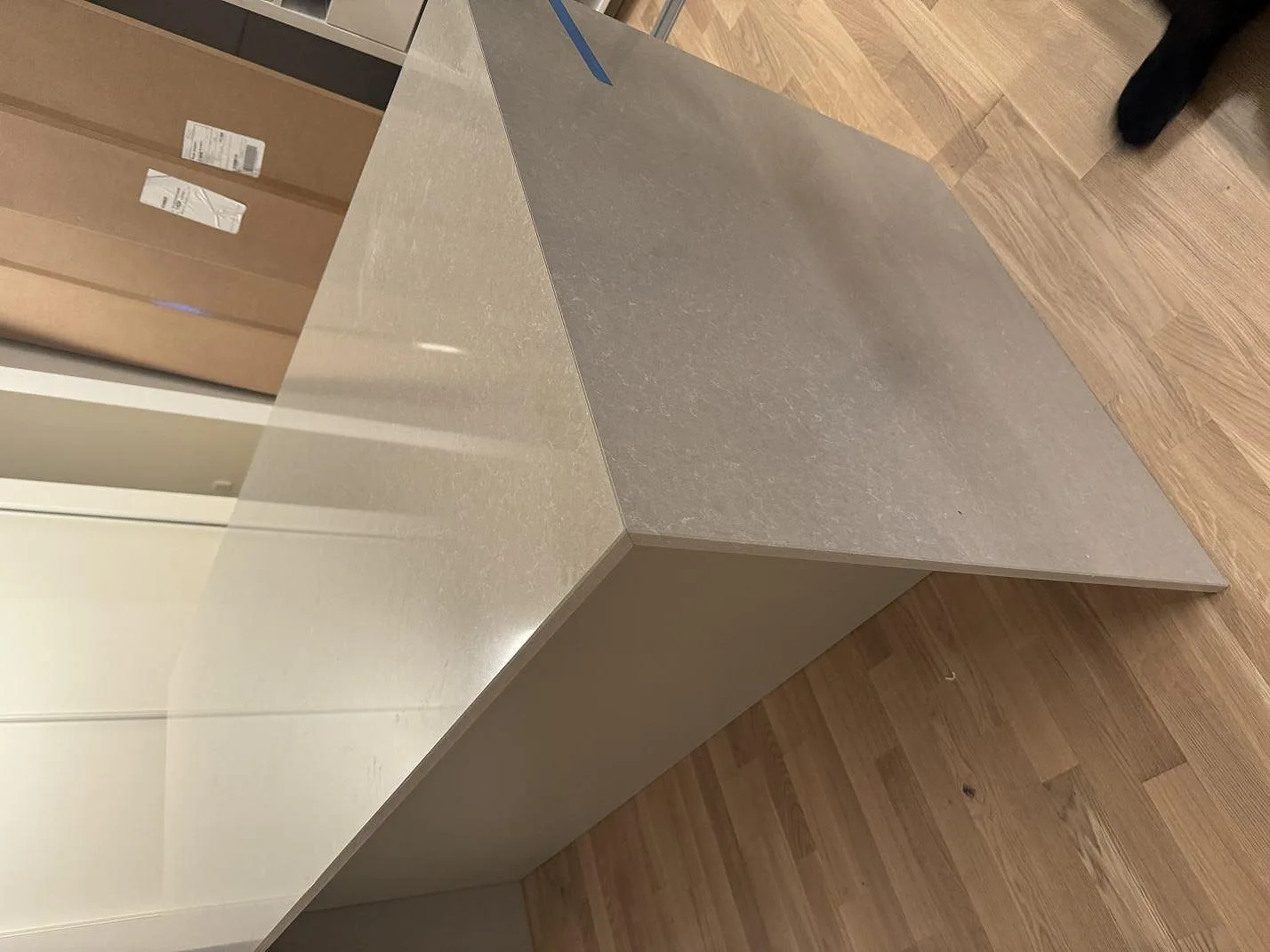Topvy över polerad Technistone Noble Ivory White på en avslutande bänkdel i köket i Vintrie.