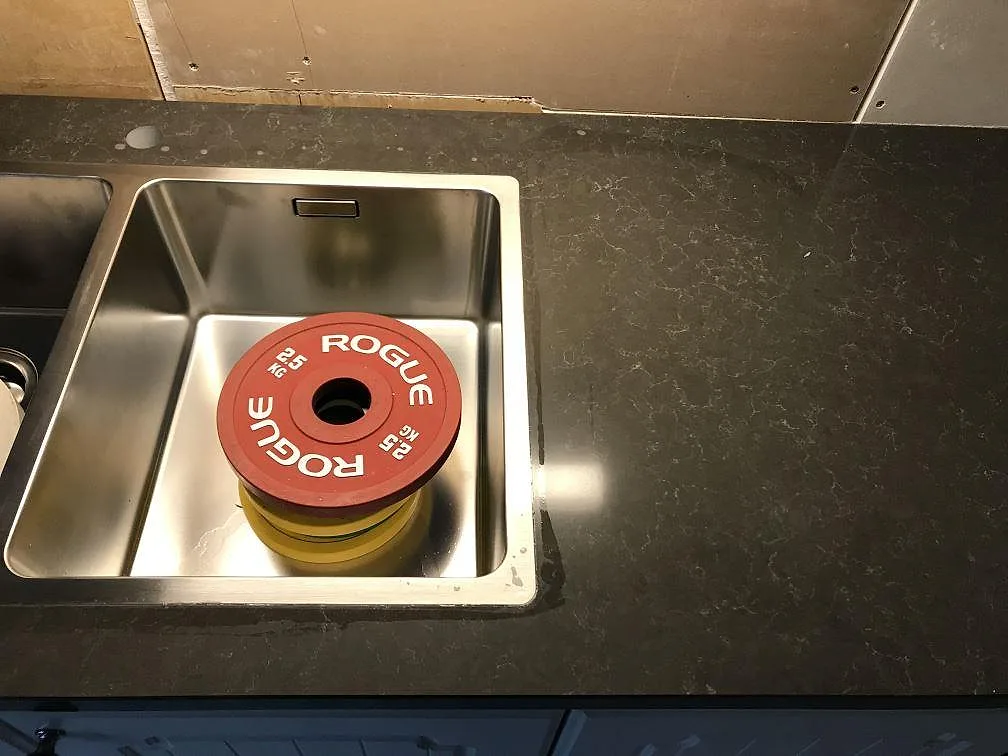 Underlimmad rostfri diskho i mörkgrå Technistone Noble Pietra Grey kvartskomposit i ett kök i Fjärås.