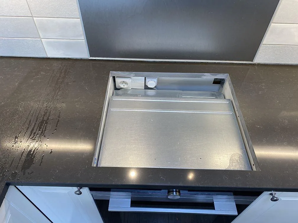 Hällzonen i polerad Technistone Noble Pietra Grey köksbänkskiva, grå komposit med blank yta i Kungsbacka.