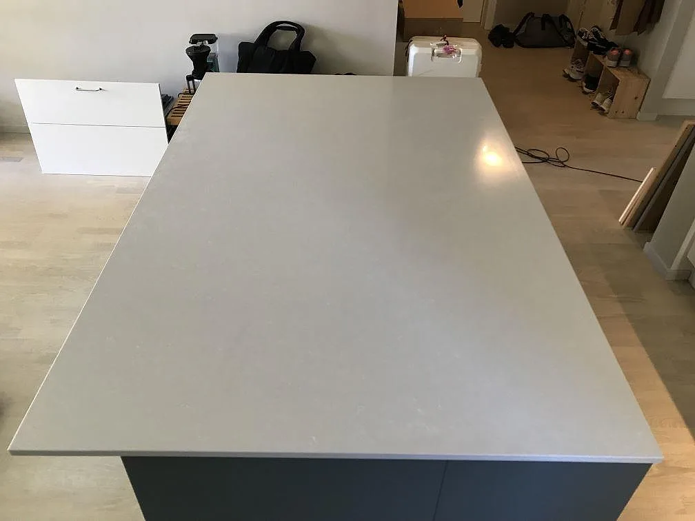 Köksö med polerad bänkskiva i vit Technistone Noble Pro Frost, sedd ovanifrån i ett kök i Limhamn.