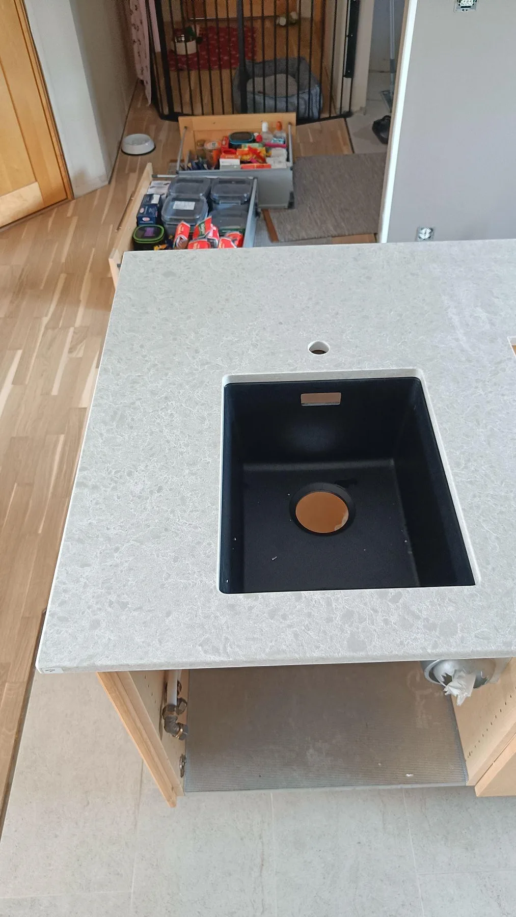 Polerad köksbänkskiva i Technistone Noble Quartzite med svart underlimmad diskho och kranhål i Furulund.