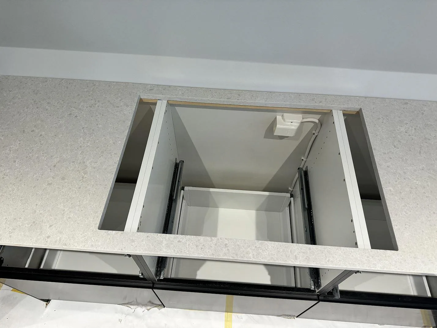 Top-down bild av hällurtag i 20 mm Technistone Noble Quartzite, polerad ljus kvartskomposit i ett kök i Malmö.
