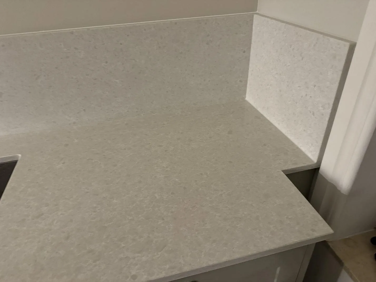 Bred köksbänkskiva i Technistone Noble Quartzite, 20 mm kvartskomposit med blandad matt och polerad finish, med matchande stänkskydd i Malmö.
