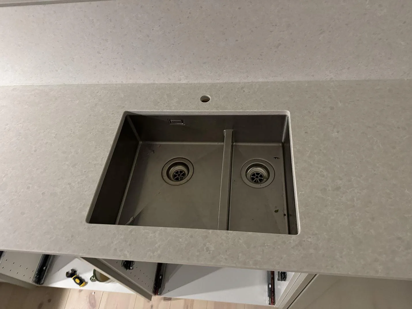 Rostfri dubbelho i köksbänkskiva av Technistone Noble Quartzite, ljusgrå kvartskomposit med blandad matt och polerad finish, i Malmö.