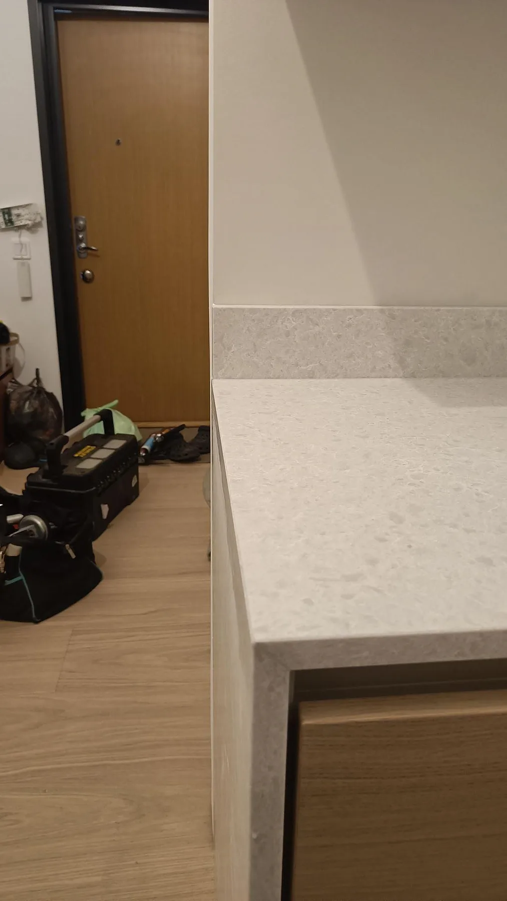 Närbild av matt Technistone Noble Quartzite med låg stänkkant och ljus stenstruktur under montering i Malmö.