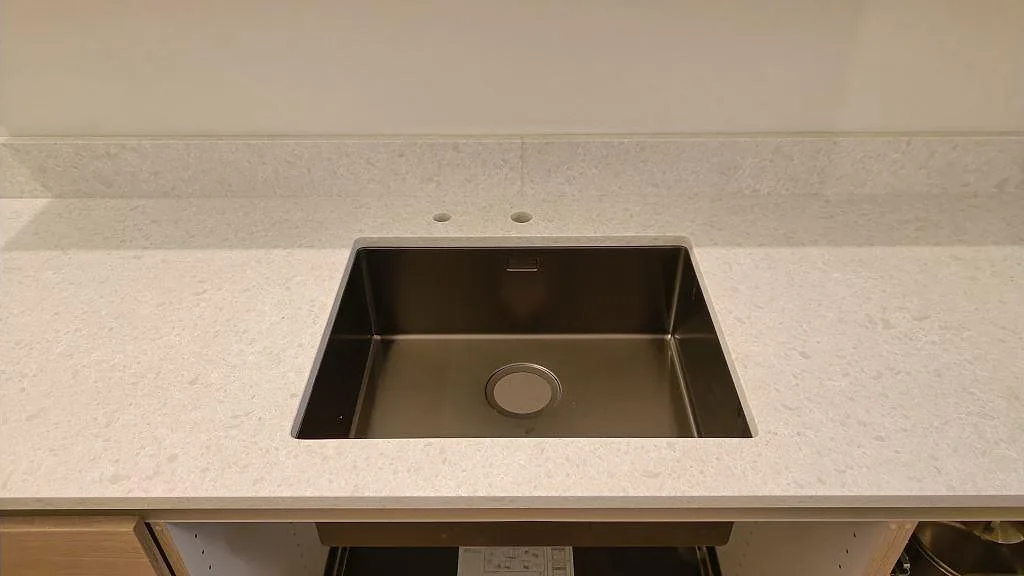 Diskhozon i Technistone Noble Quartzite, matt ljus kvartskomposit med låg stänkkant i Malmö.