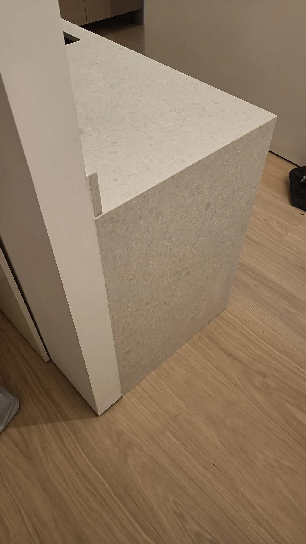 Gaveldetalj och skivyta i Technistone Noble Quartzite, ljus matt kvartskomposit i ett kök i Malmö.
