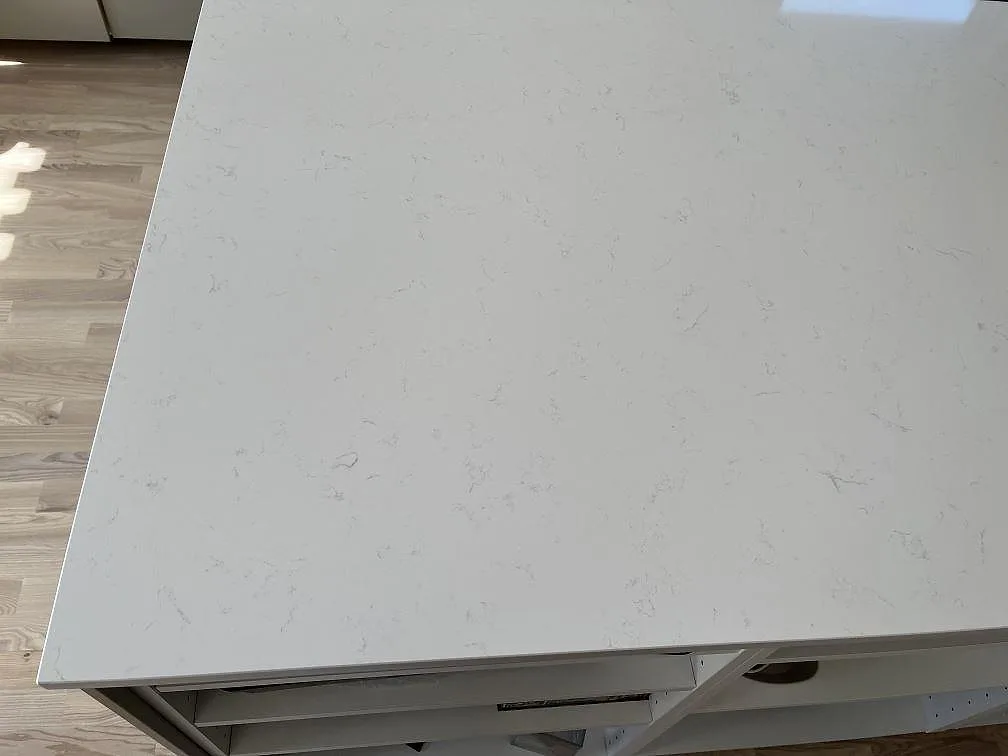 Vit Technistone Noble Supreme White köksö i kvartskomposit sedd ovanifrån i ett kök i Beddingestrand.