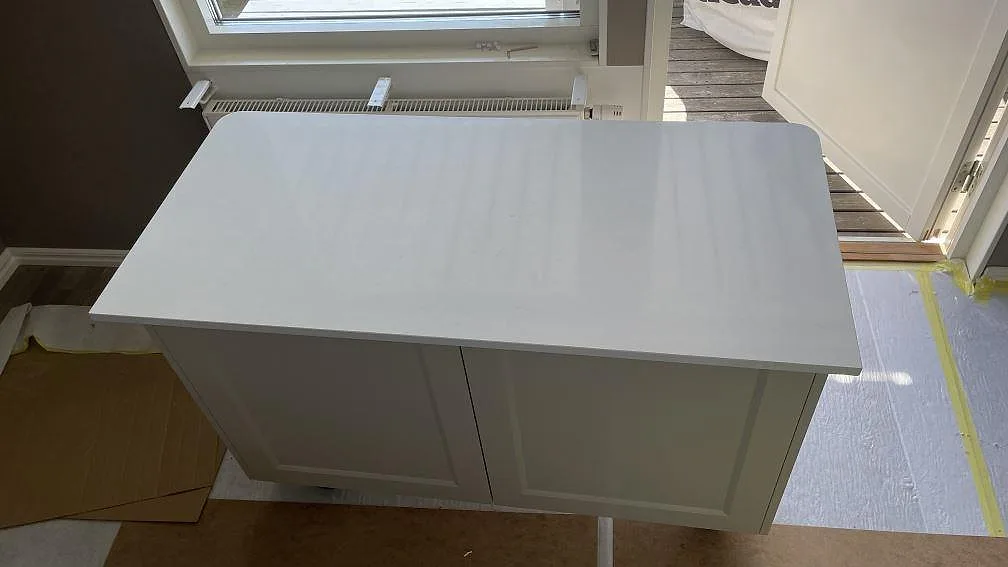 Separat skiva vid fönsterparti i polerad Technistone Noble Supreme White kvartskomposit, monterad i samma kök i Falköping.