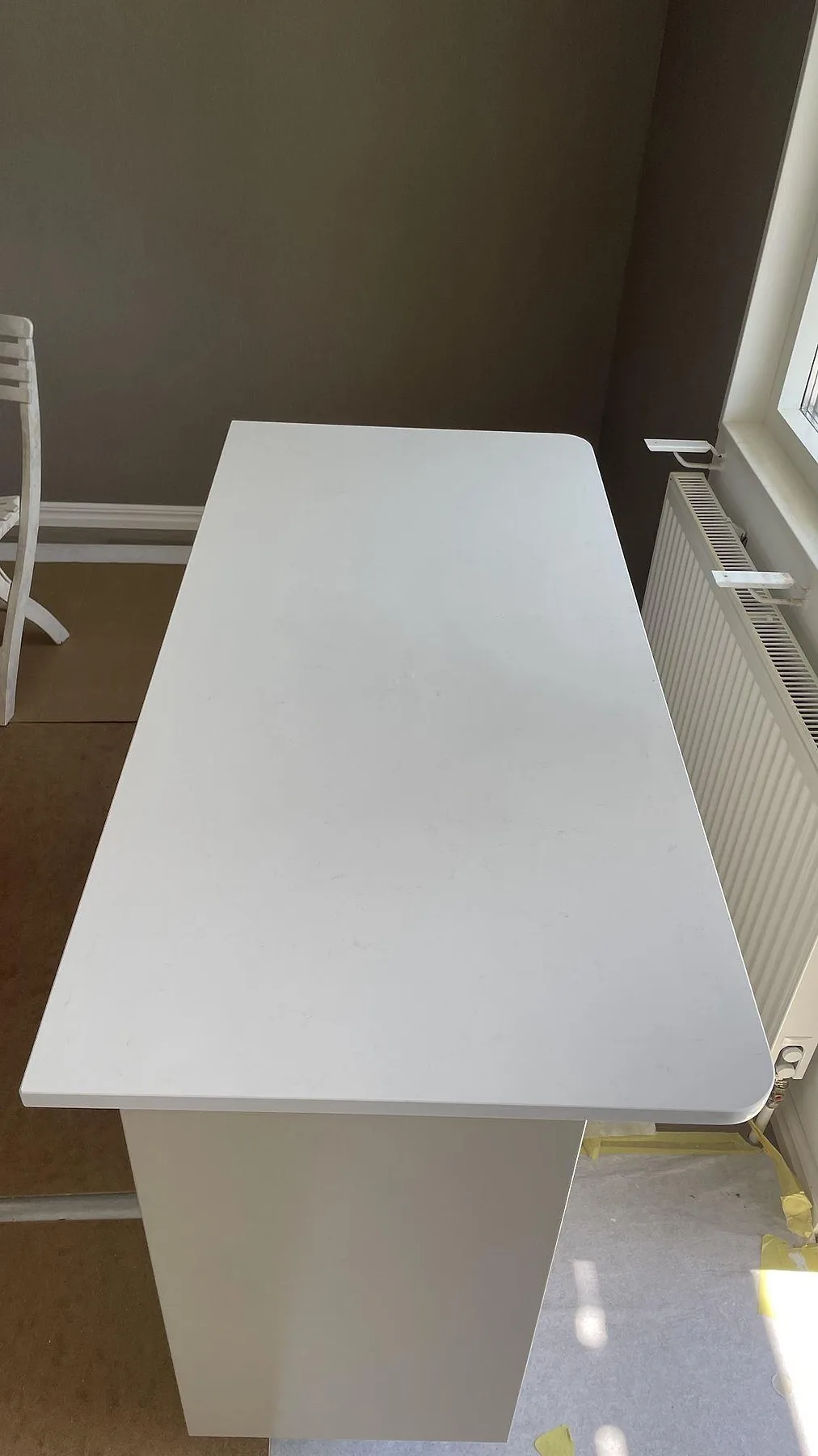 Lång vy över den rundade fönsterskivan i vit Technistone Noble Supreme White med polerad yta och svag ådring i Falköping.