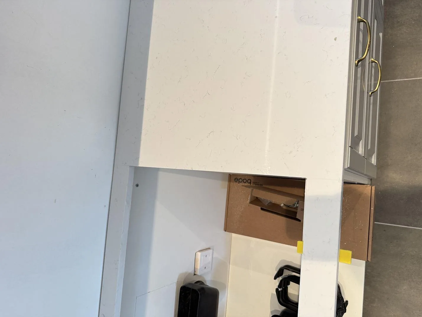 Topvy av köksbänkskiva i Technistone Noble Supreme White, polerad kvartskomposit, med hälluttag och monteringsöppning i Klagstorp.