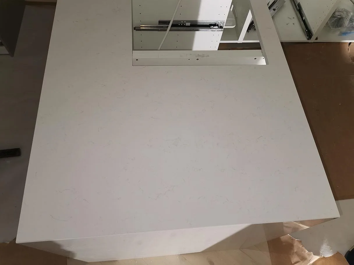 Ovanifrån av bänkskiva i vit Technistone Noble Supreme White med urtag för diskho i ett kök i Malmö.