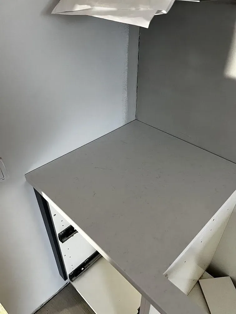 Polerad köksöskiva i Technistone Noble Supreme White med ljus yta och grå ådring under montering i Malmö.