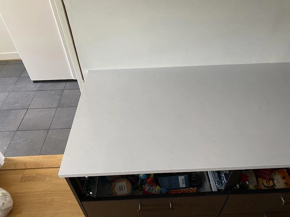 Vit köksbänkskiva i Technistone Noble Supreme White med diskreta grå ådringar i Västra Frölunda.