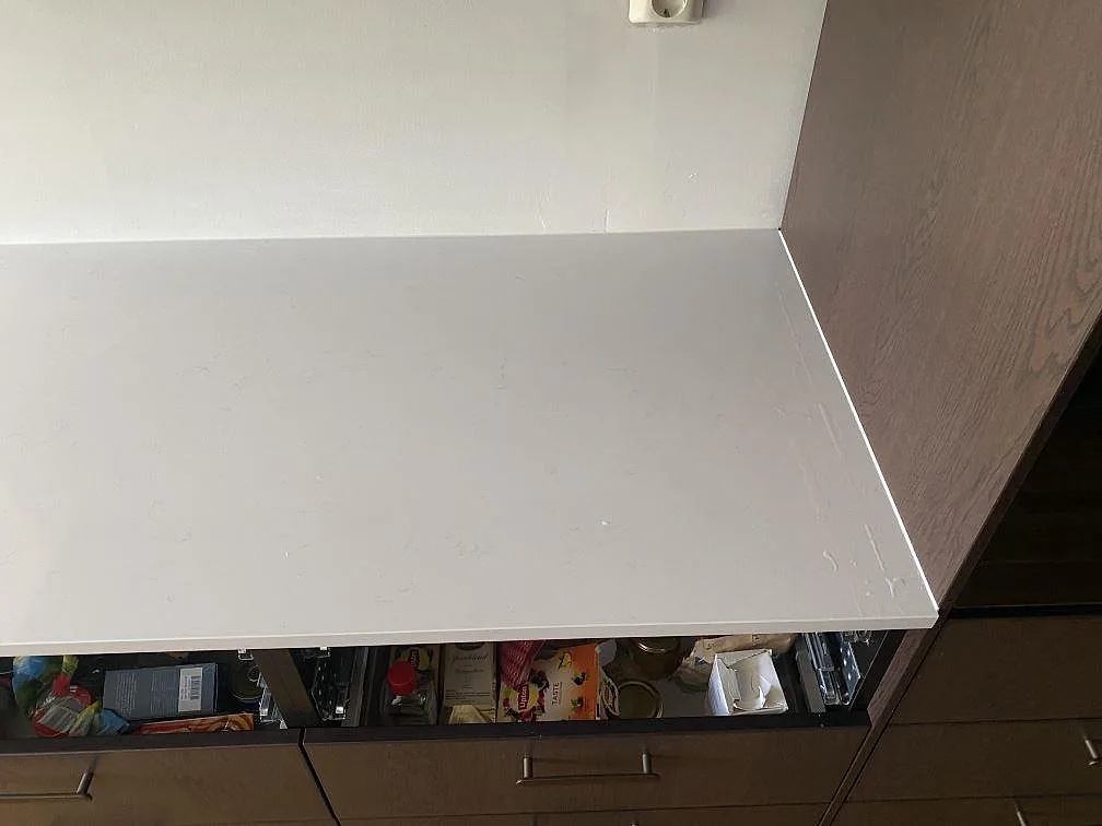 Köksbänkskiva i vit Technistone Noble Supreme White kvartskomposit sedd uppifrån i Västra Frölunda.
