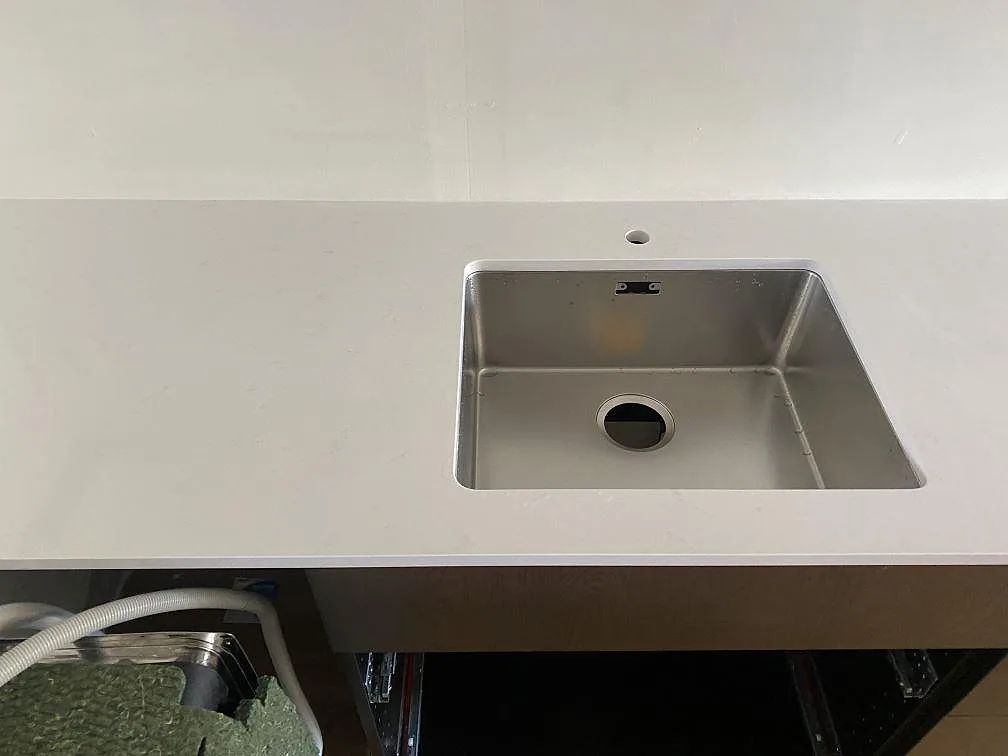 Vit köksbänkskiva i Technistone Noble Supreme White med underlimmad rostfri diskho i Västra Frölunda.