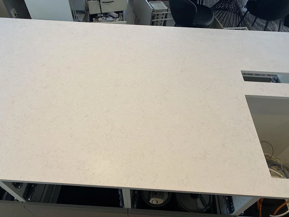 Detalj av matt köksbänkskiva i Technistone Noble Vintage med ljus ådring, stort urtag och smal öppning i Trelleborg.