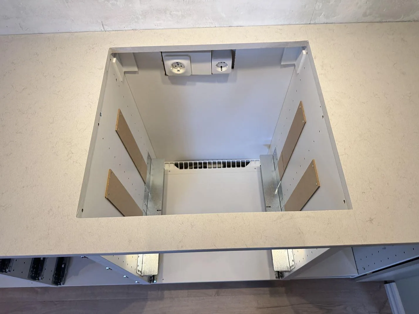 Toppvy av köksbänkskiva i Technistone Noble Vintage, matt ljus kvartskomposit, med stort urtag i Trelleborg.