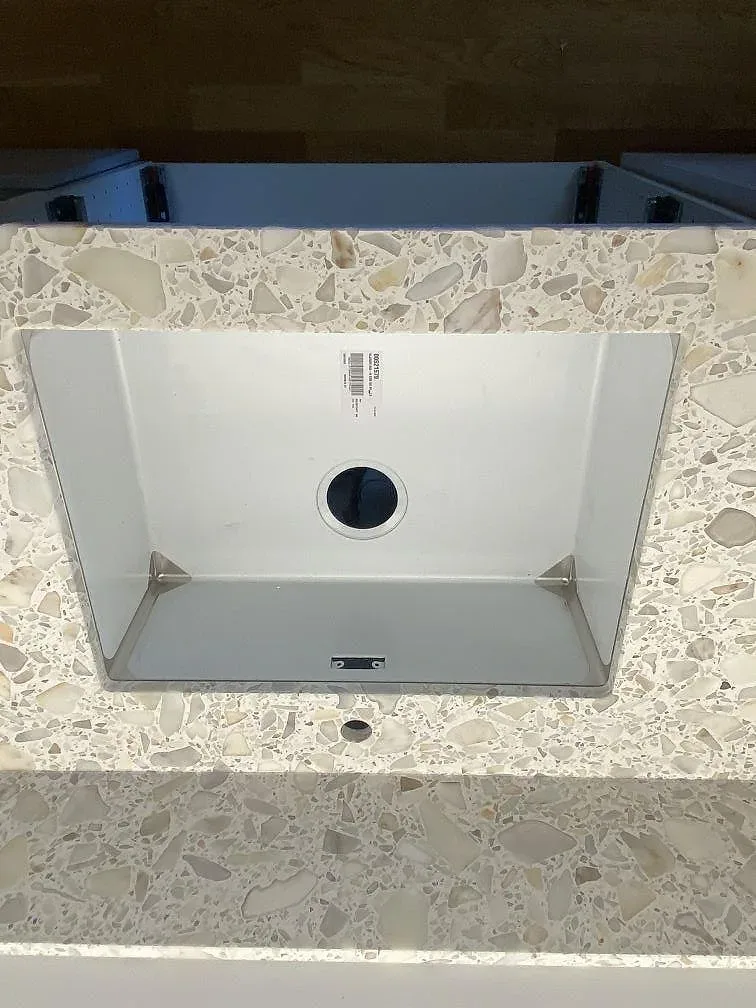 Underlimmad rostfri diskho med blandarhål i vit Terazzo Calacatta köksbänkskiva i Staffanstorp.