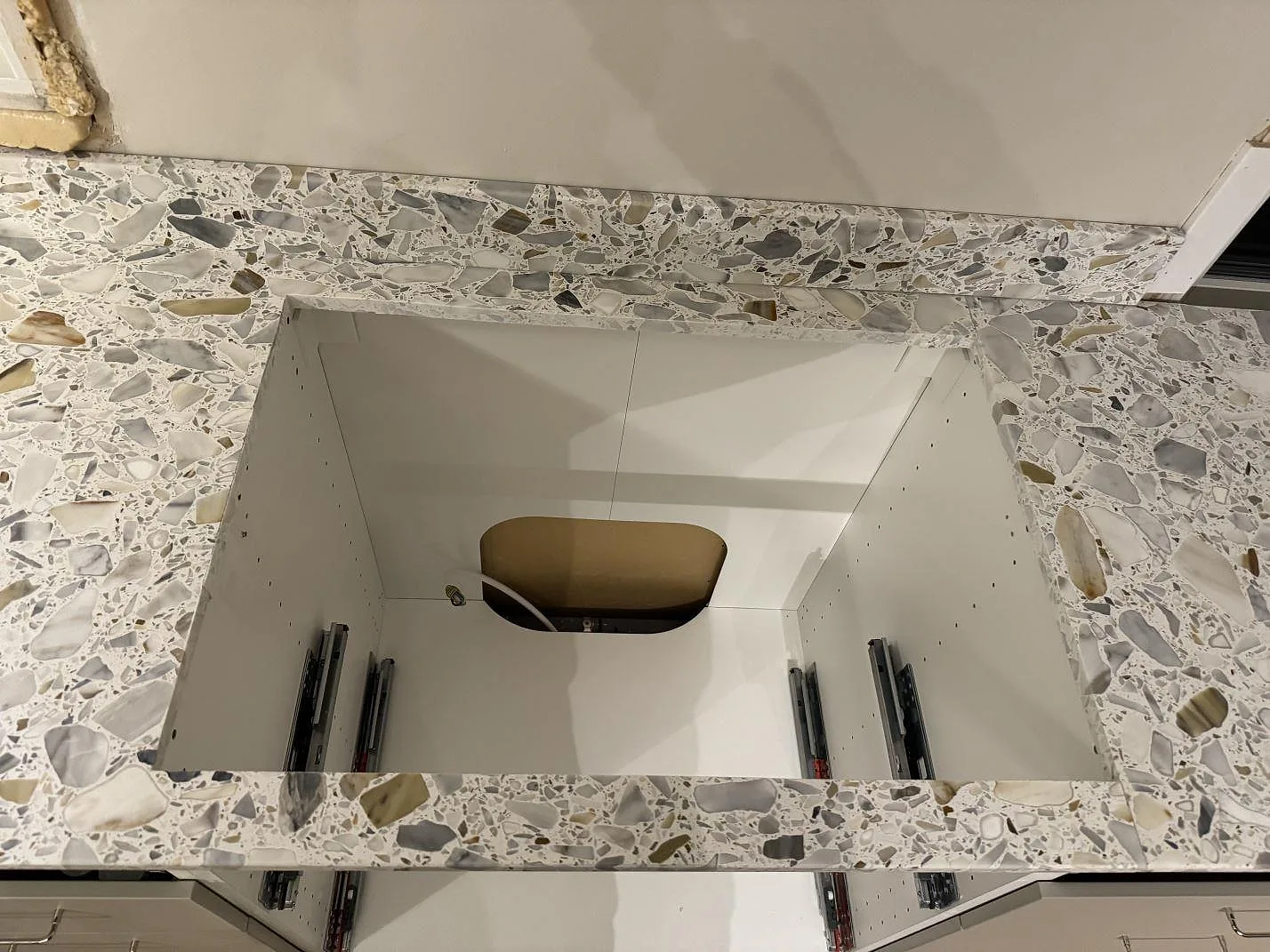 Ovanvy av köksbänkskiva i Terrazzo Calacatta med stor utskärning och synlig matt terrazzo i Förslöv.