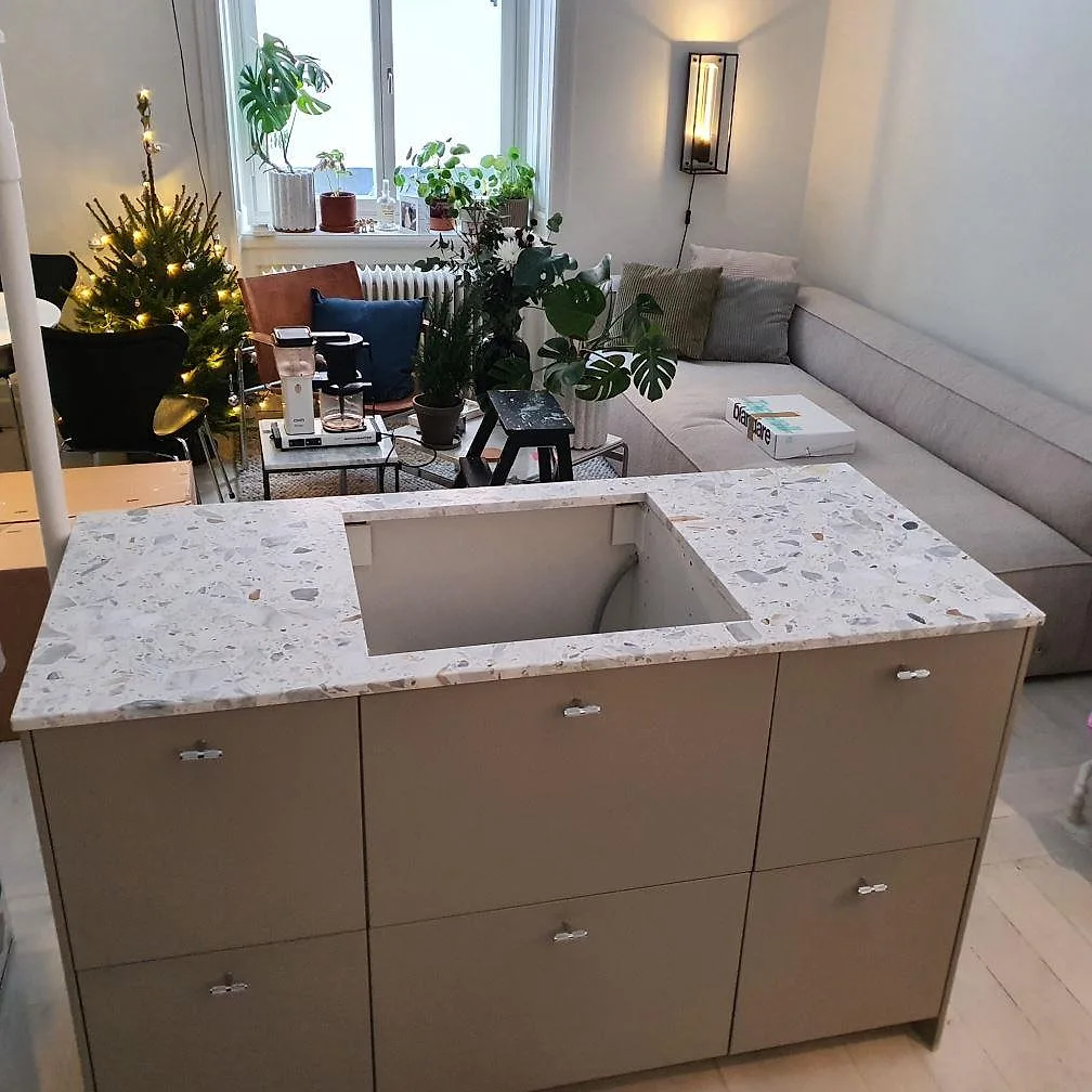 Köksö i Terrazzo Calacatta med matt yta och synliga marmorflisor, sett ovanifrån i ett kök i Stockholm.