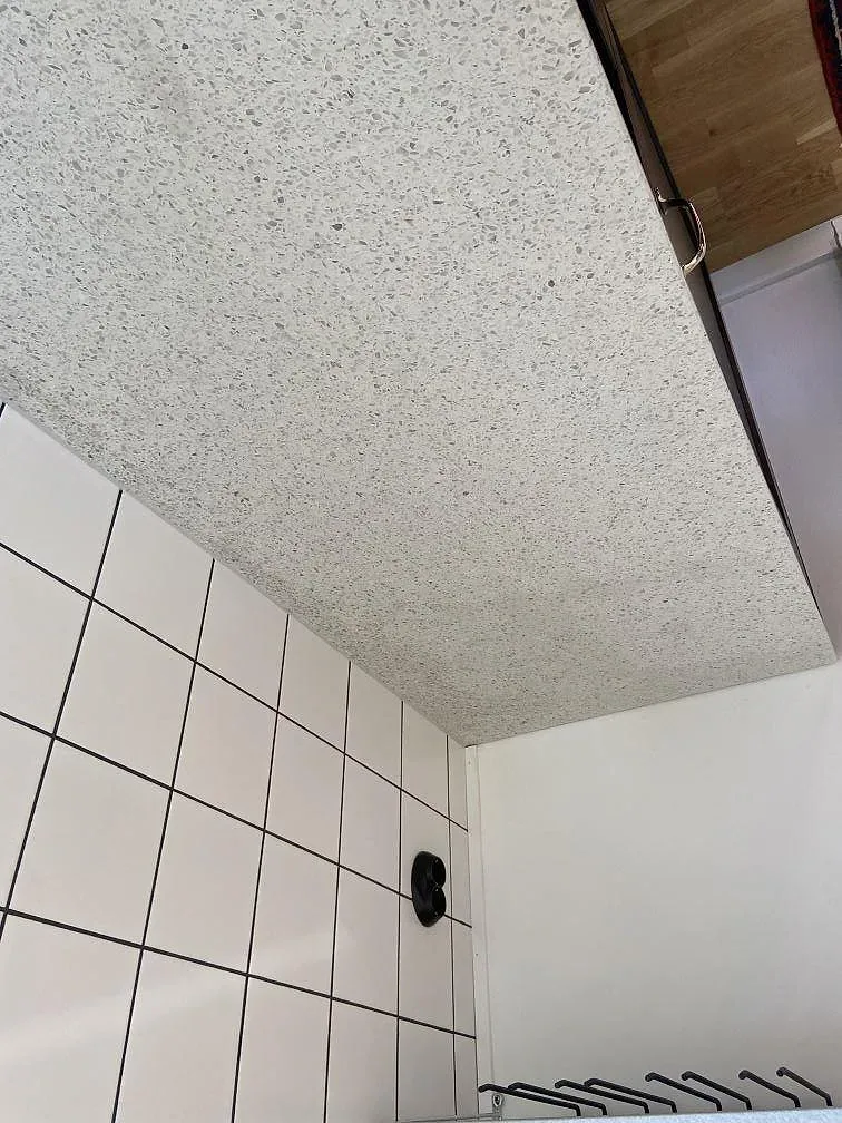 Köksbänkskiva i Terrazzo Carrara med fint kornig marmorterrazzoyta i ett kök i Lund.