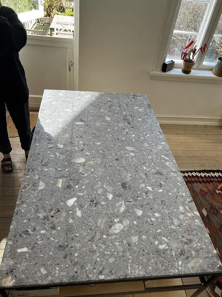 Närbild på köksskivan i Terrazzo Fior di Pesco, matt yta med ljusa marmorflisor i grå terrazzo, i ett kök i Brønshøj.